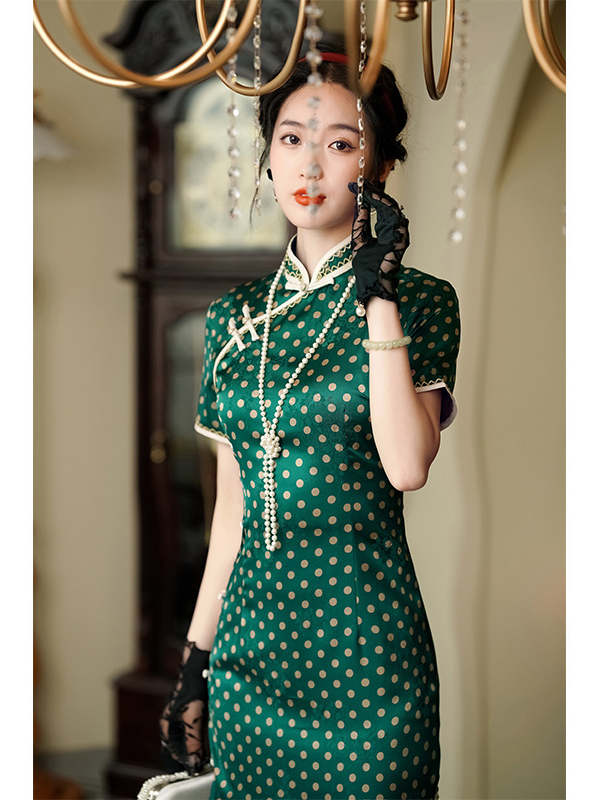 Vintage Green Polka Dot Cheongsam with Mandarin Collar and Pearl Detailing