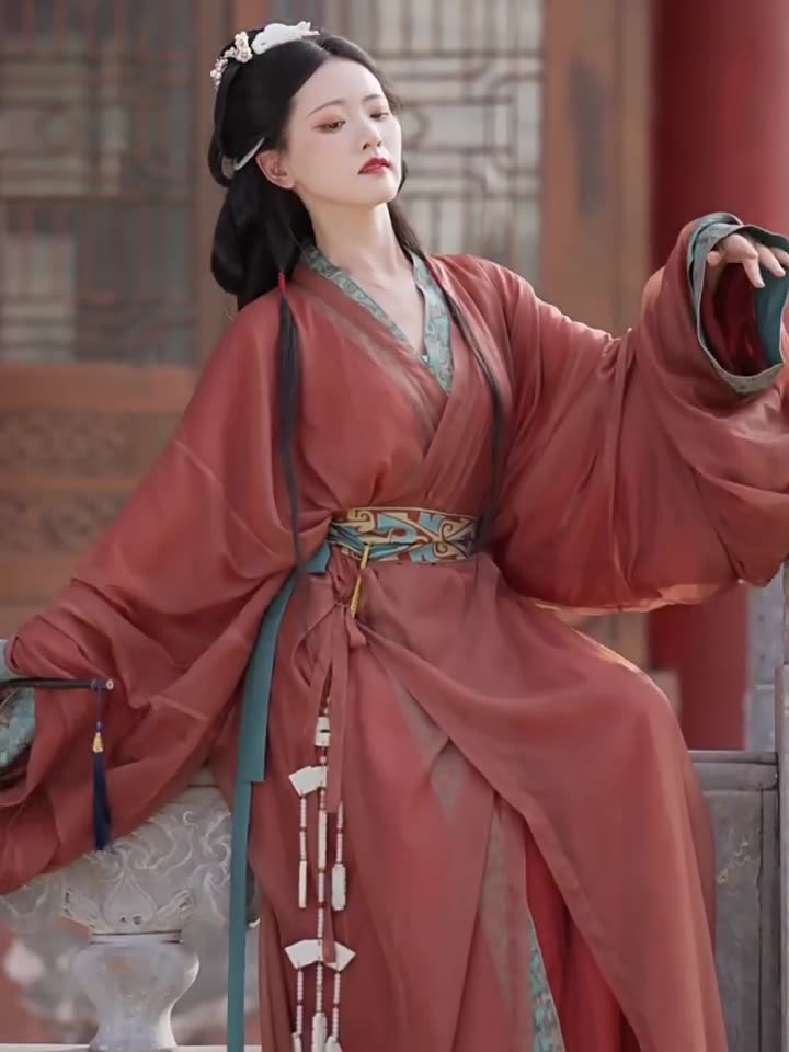 Elegant Flowing Hanfu Dress with Traditional Design for Women