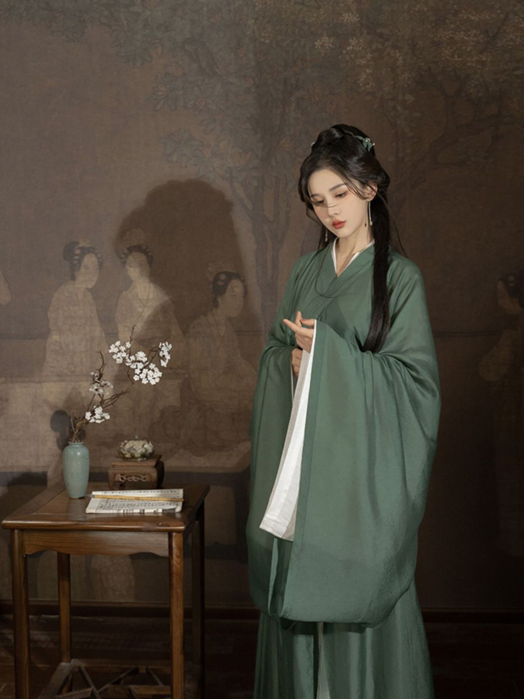 Elegant Traditional Green Flowing Robe Set with Veil