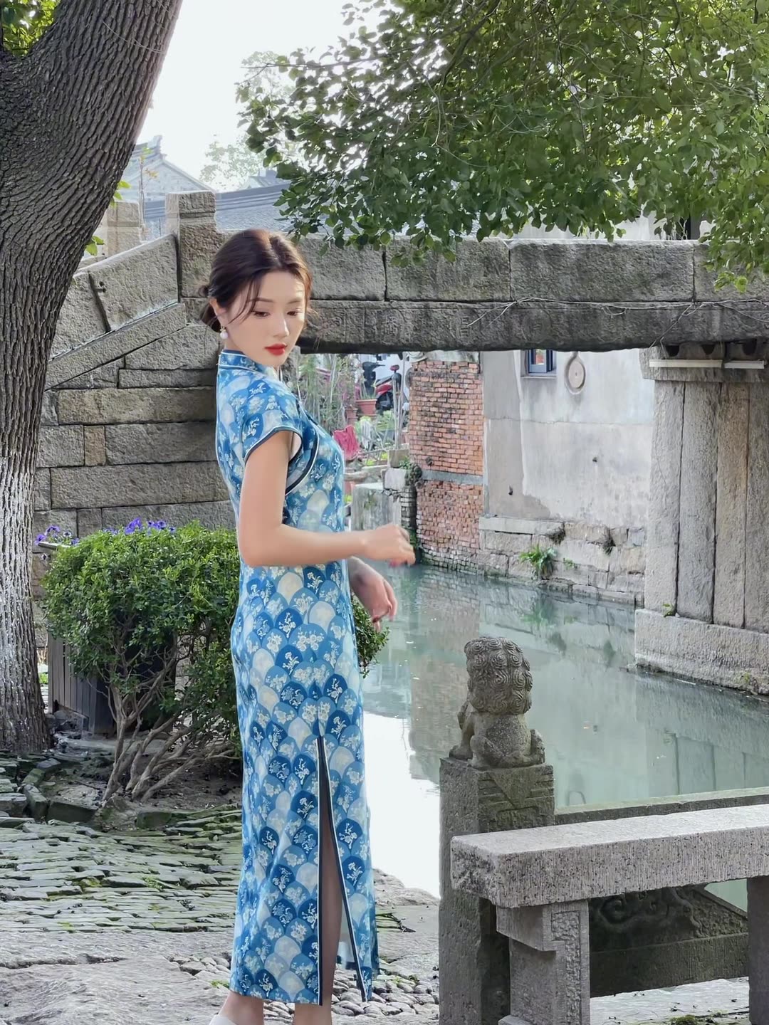 Elegant Blue Cheongsam with Floral Pattern and Mandarin Collar