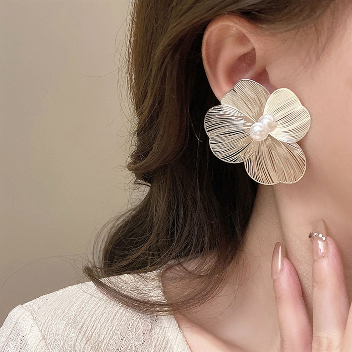 Exaggerated Large Flower pearl Earrings Women Fashion Jewelry Charming Ear Stud