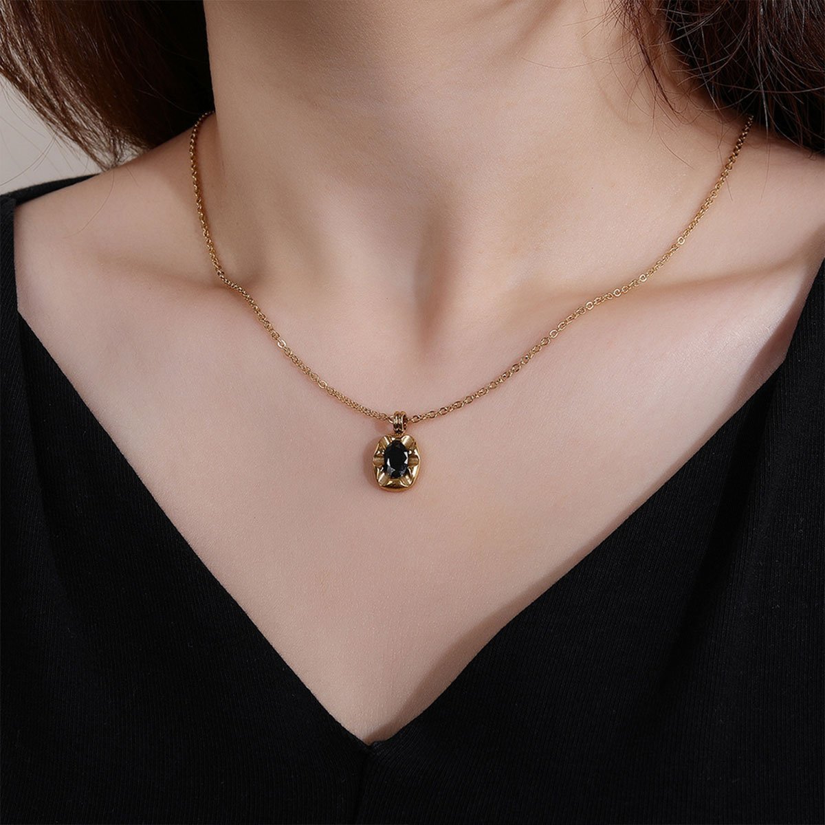 Elegant Black Pendant Necklace for Women High-Grade Luxury Clavicle Chain