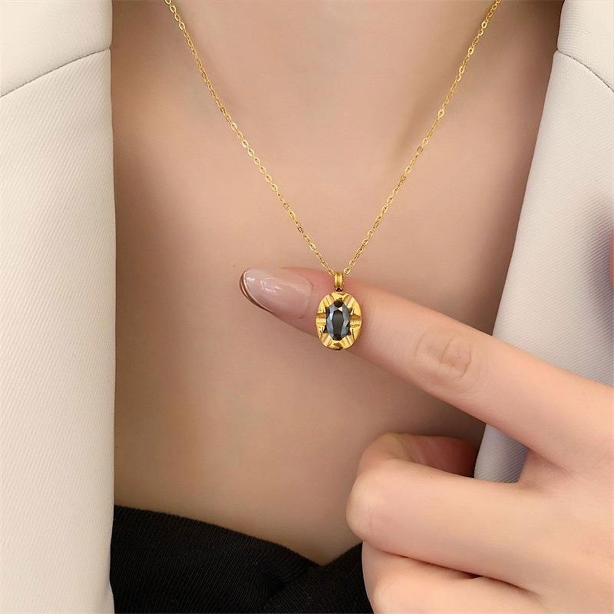 Elegant Black Pendant Necklace for Women High-Grade Luxury Clavicle Chain