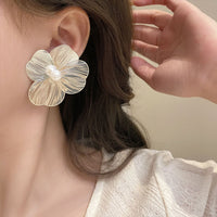 Exaggerated Large Flower pearl Earrings Women Fashion Jewelry Charming Ear Stud