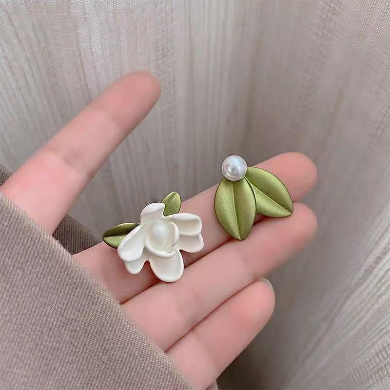 White Rose Pearl Stud Earrings