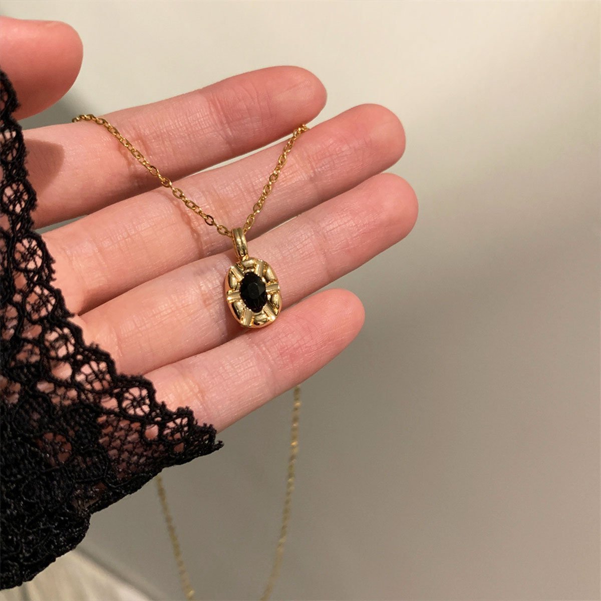 Elegant Black Pendant Necklace for Women High-Grade Luxury Clavicle Chain