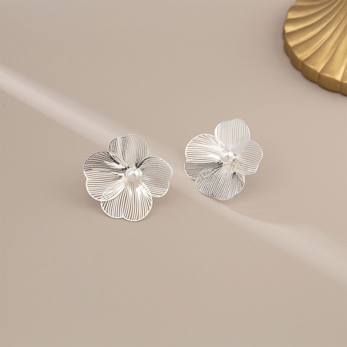 Exaggerated Large Flower pearl Earrings Women Fashion Jewelry Charming Ear Stud